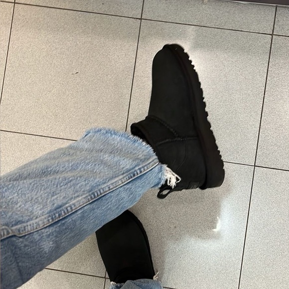 UGG Classic Ultra Mini - BLACK - ORIGINAL UGG BOOTS - Size 9 - Picture 1 of 6